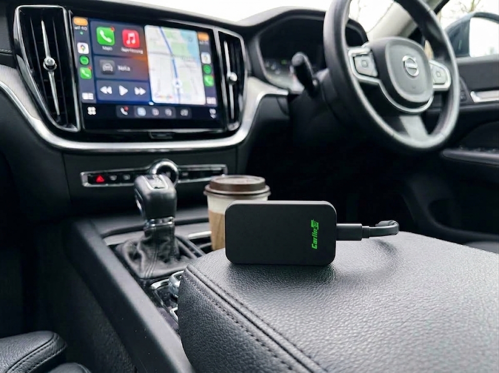 Carlinkit-apparaat in de auto, aangesloten op het CarPlay-scherm